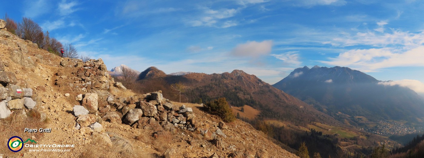 21 Sul sent. 599 tra le ex-miniere di calamima con vista in Arera-Castello-Alben.JPG